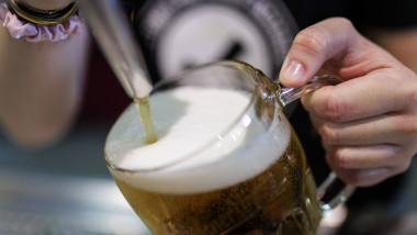 Symbolfoto zum Thema Ausschank von Bier. Eine Frau zapft ein Fassbier in einem Cafe in Berlin, 14.08.2024. Berlin Deutsc