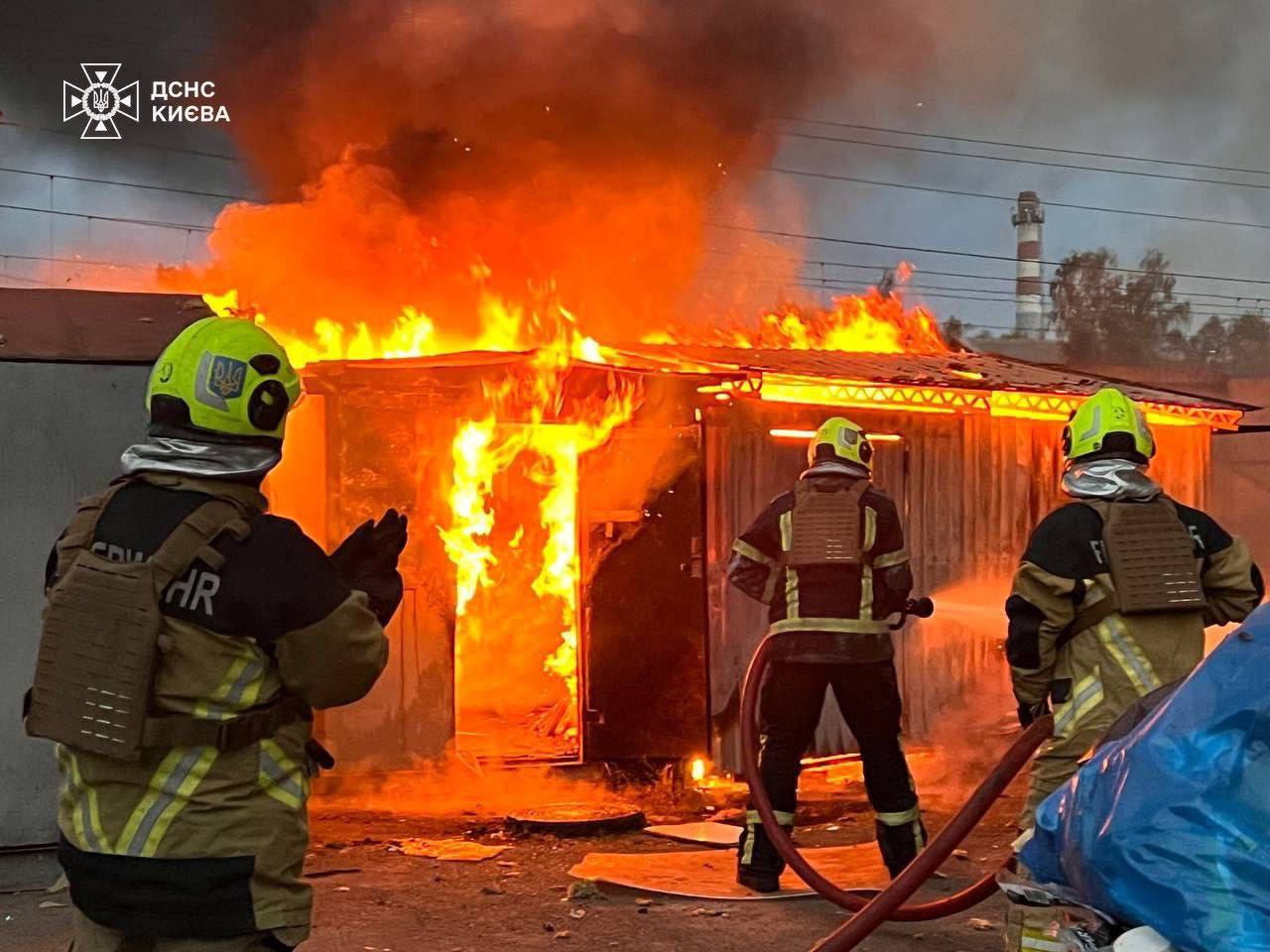 Explozii și incendii în Kiev după un atac cu rachete al rușilor. Mașini și case au luat foc, cel puțin doi răniți