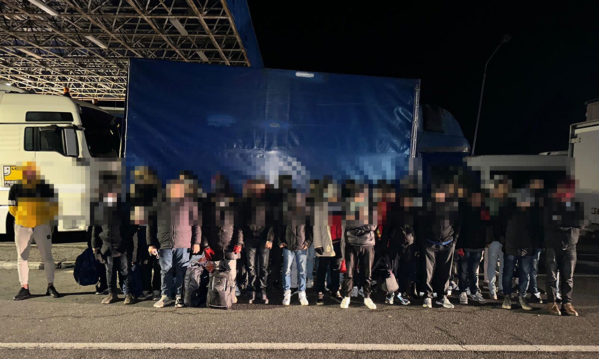 Cincisprezece persoane au fost reținute după perchezițiile polițiștilor la o rețea care transporta migranți din România în Italia