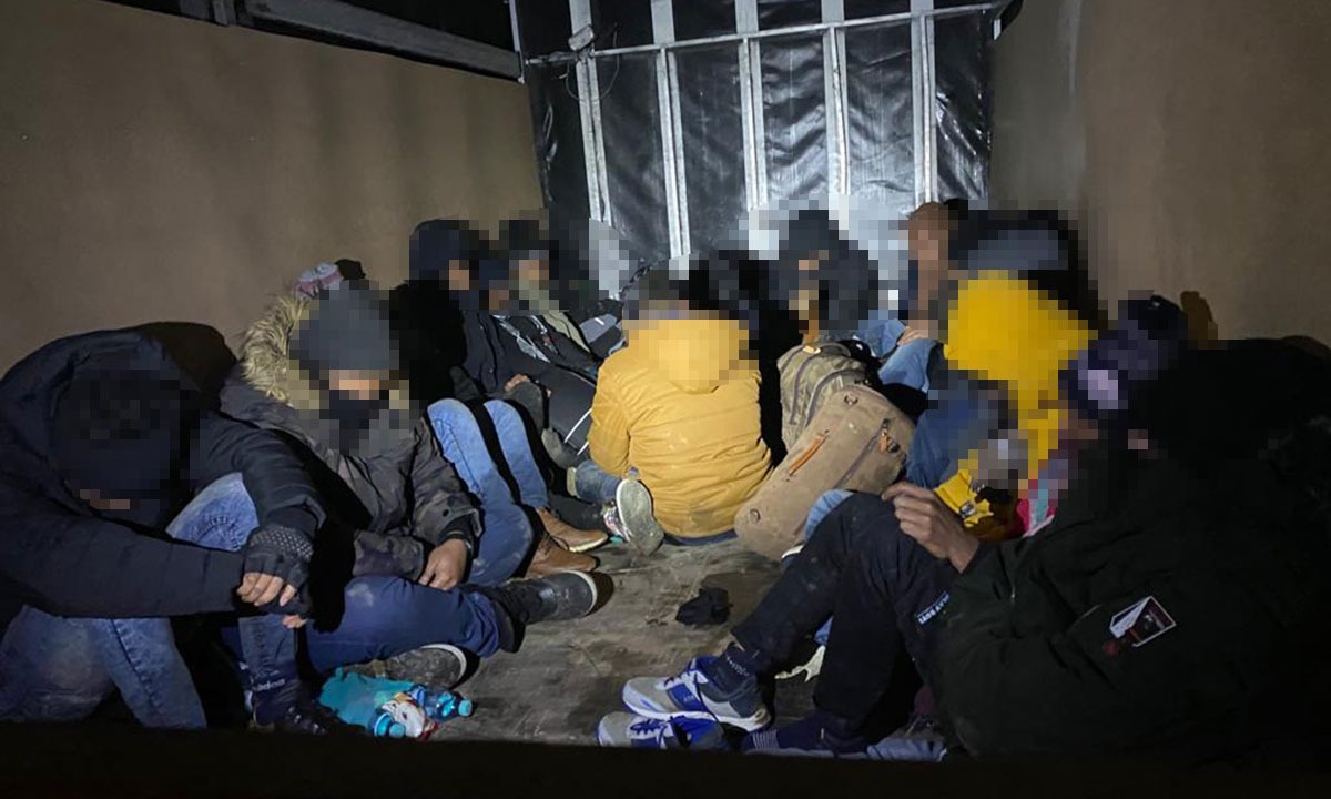 Percheziții de amploare făcute de polițiști la o rețea care transporta migranți. Cât plătea fiecare persoană ca să ajungă în Italia