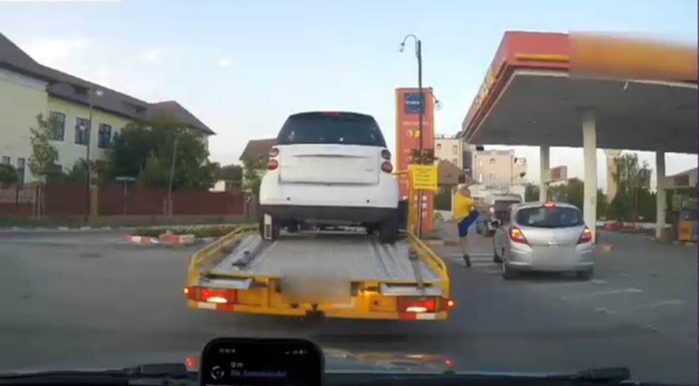 VIDEO Un polițist sare din mașină și lovește cu pumnii și picioarele un șofer. A fost deschis dosar penal