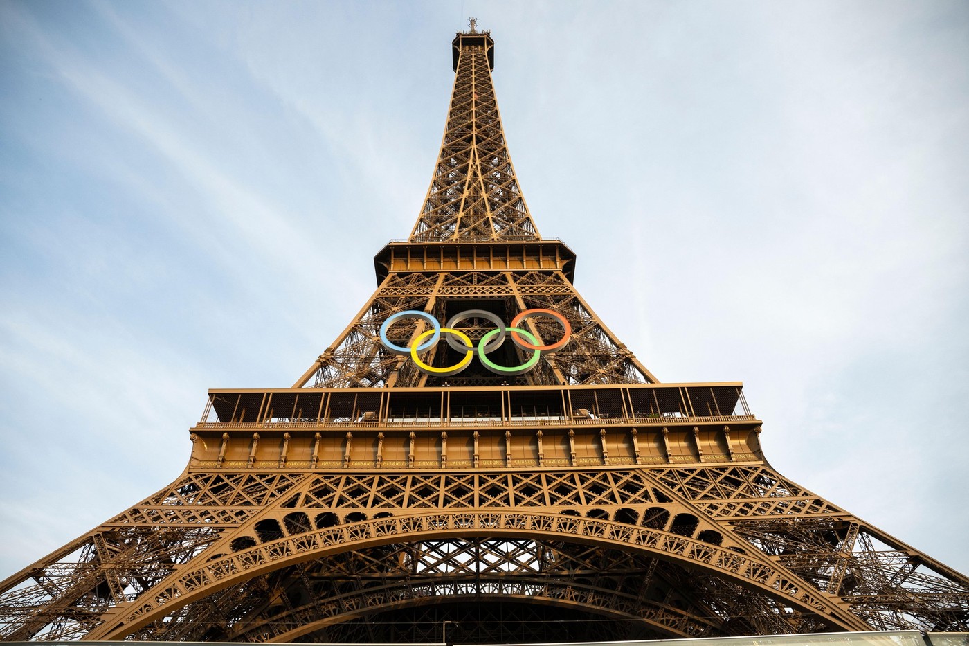 Edilul din Paris a provocat dezbateri aprinse în Franța după ce a spus că vrea să păstreze inelele olimpice pe Turnul Eiffel