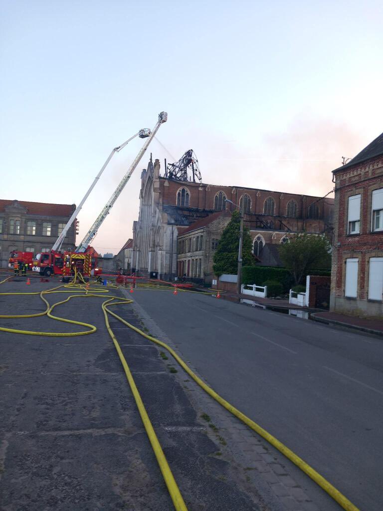 Încă o biserică afectată de un incendiu în Franța. Focul a aprins nu doar clopotnița, ci și teoriile conspirației