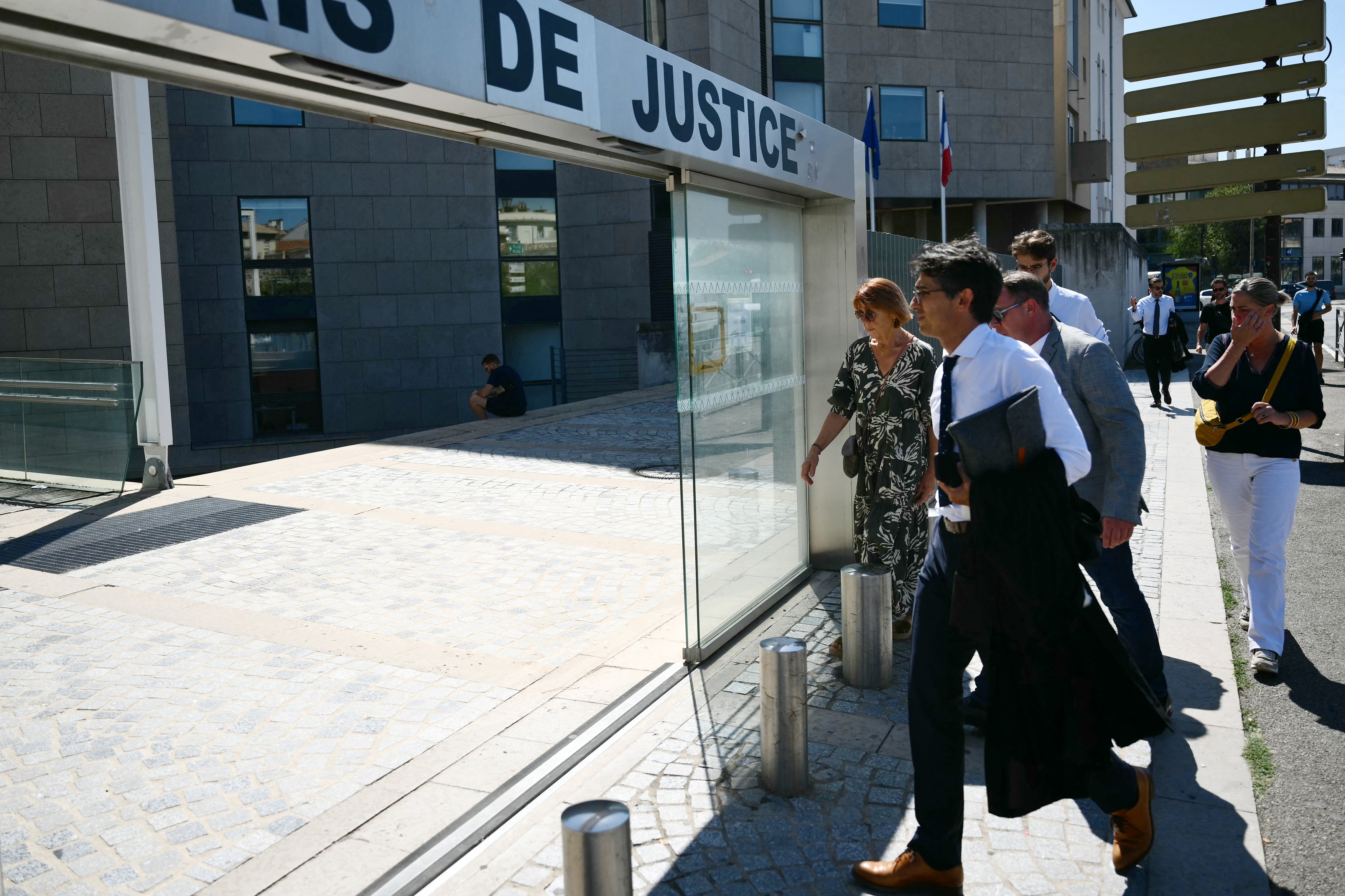Caz revoltător în Franța: Un bărbat e acuzat că își droga soția, după care recruta online persoane pentru a o viola