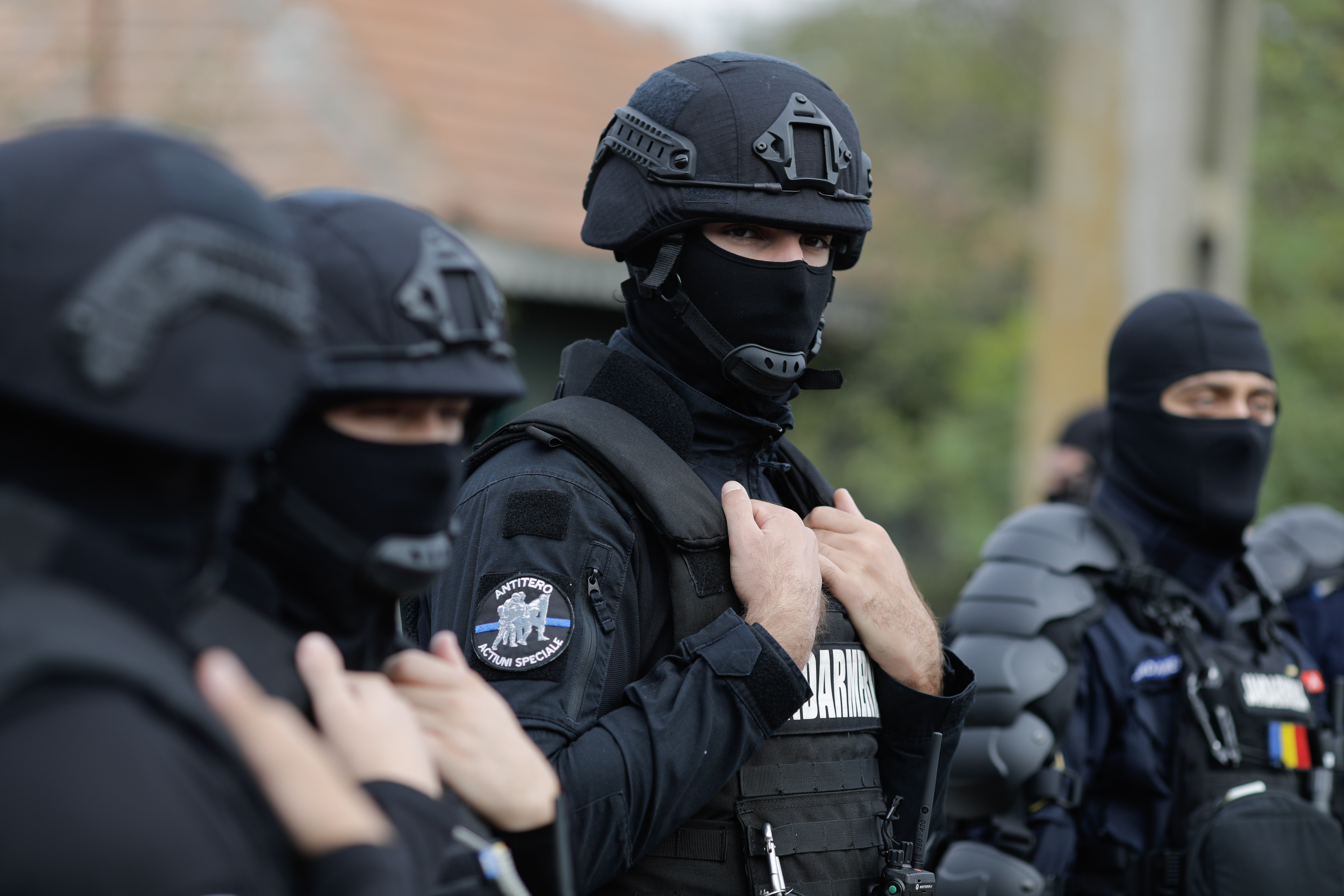 Fanii lui Călin Georgescu s-au îmbrâncit cu jandarmii în fața Tribunalului Bucureşti. Două persoane au ajuns la Poliție