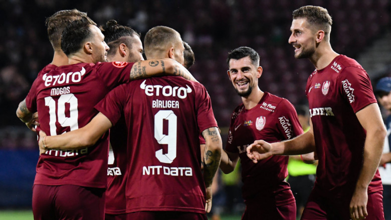 jucatori de la cfr cluj se bucura dupa un gol