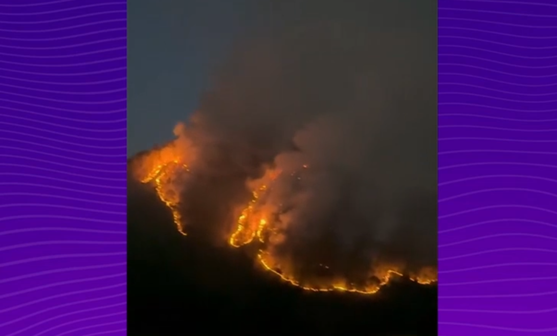 Incendiu de pădure în Vâlcea, izbucnit după o petrecere. Intervin 100 de persoane și un elicopter pentru stingerea flăcărilor