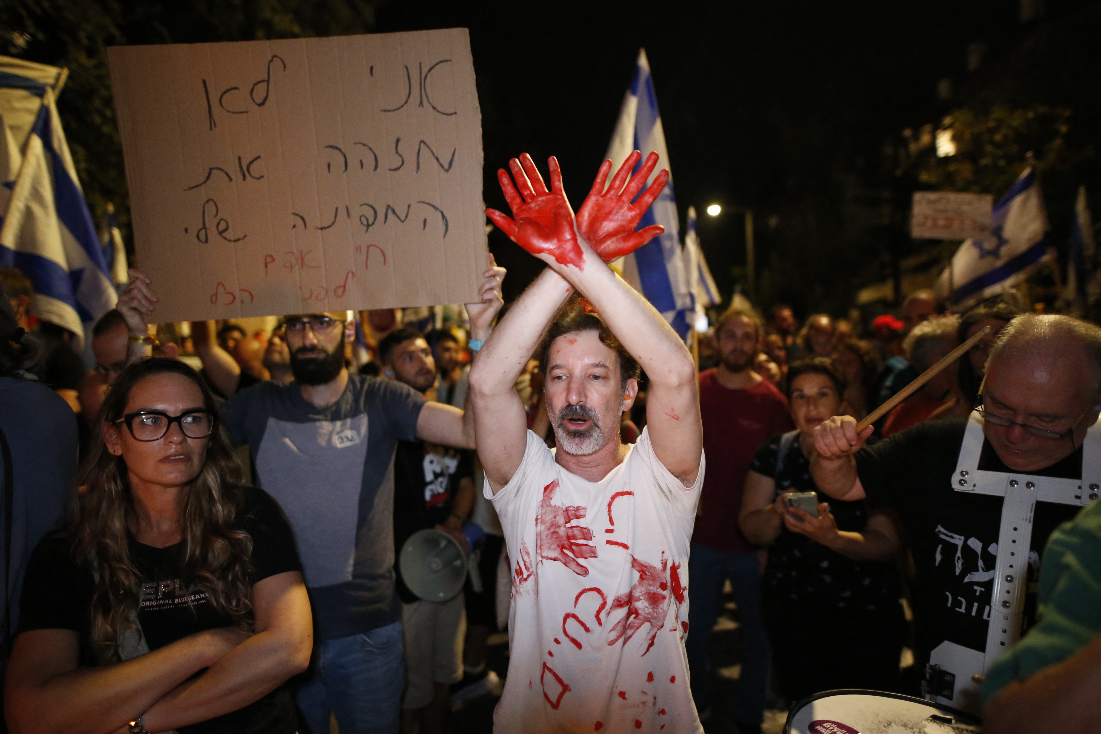 Durerea este înlocuită de furie în Israel. Va supraviețui Benjamin Netanyahu celei mai mari provocări la adresa guvernării sale?