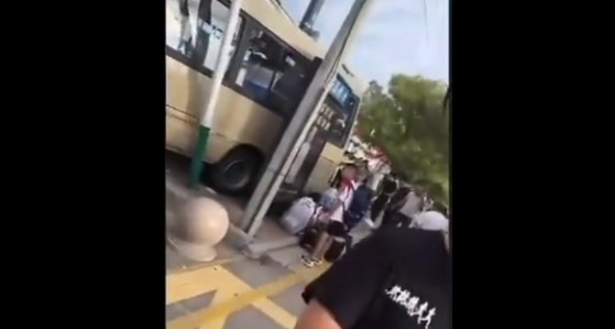 Scene teribile în fața unei școli din China. 11 oameni, printre care 5 copii, au murit striviți de un autobuz scăpat de sub control