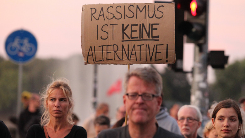 Protestatar cu o pancartă pe care scrie în limba germană Rasismul nu este o alternativă.