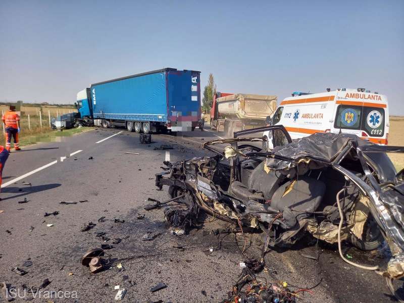FOTO. Accident grav pe „Drumul morții”, în Vrancea: Un bărbat a decedat în urma coliziunii dintre două autoturisme şi un TIR