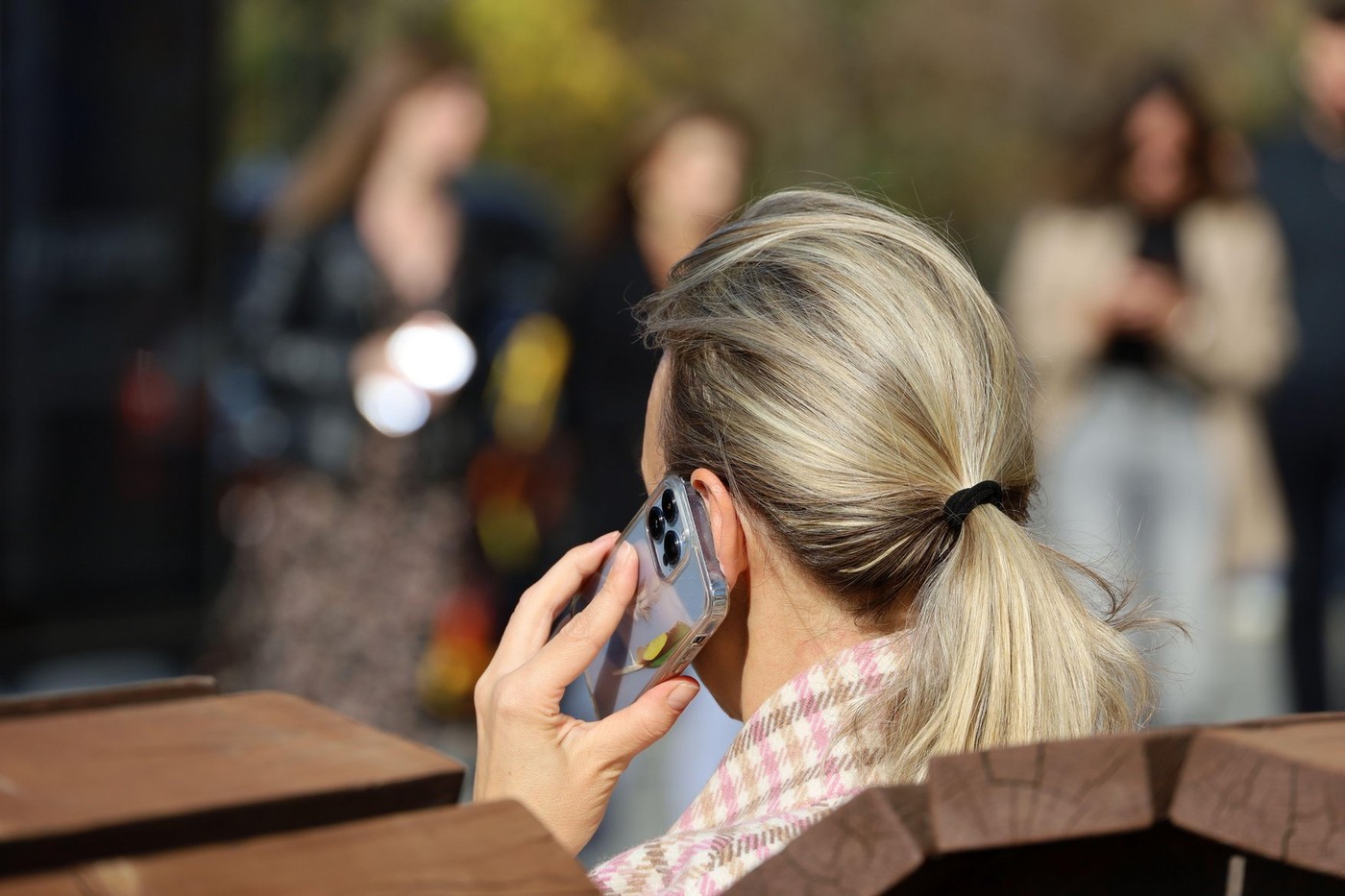 Legătura dintre telefoanele mobile și cancerul cerebral. Ce spune o nouă evaluare a Organizației Mondiale a Sănătății