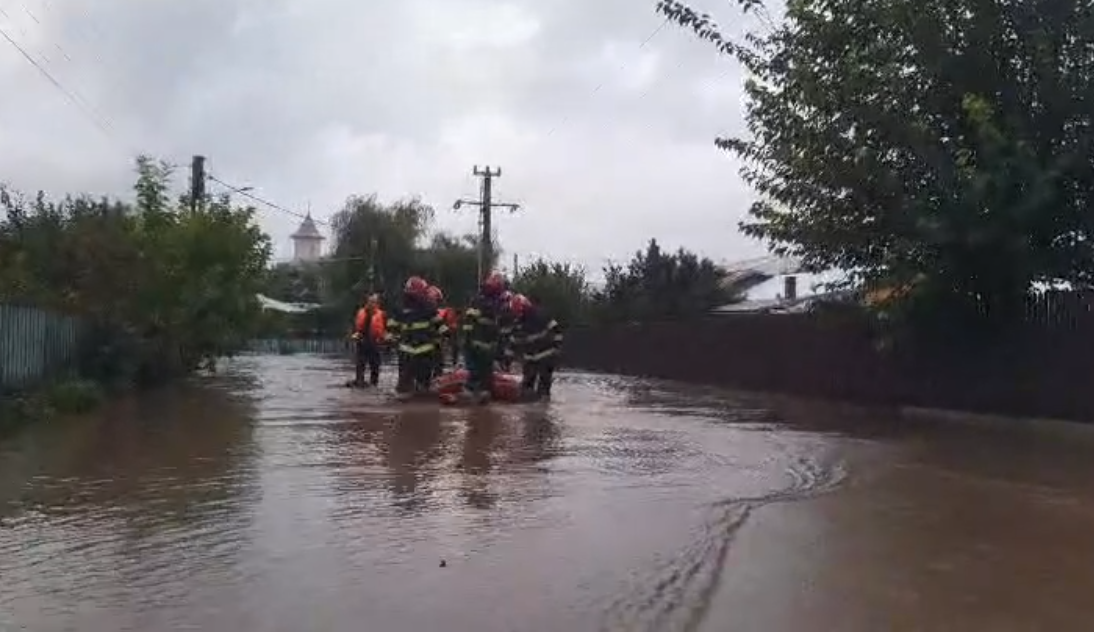 5 morți după ploile torențiale aduse de ciclonul Boris. Inundații istorice în Moldova: oamenii s-au adăpostit pe acoperișuri