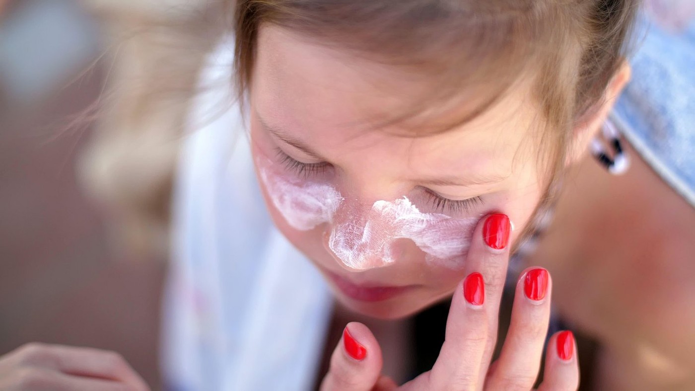 Studiu: Copiii care folosesc creme hidratante și loțiuni de plajă sunt expuși la niveluri mari de ftalați care le perturbă hormonii