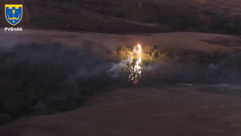Scene dramatice de pe frontul ucrainean: militarii ruși trag disperați într-o dronă care lansează termit incendiar asupra lor