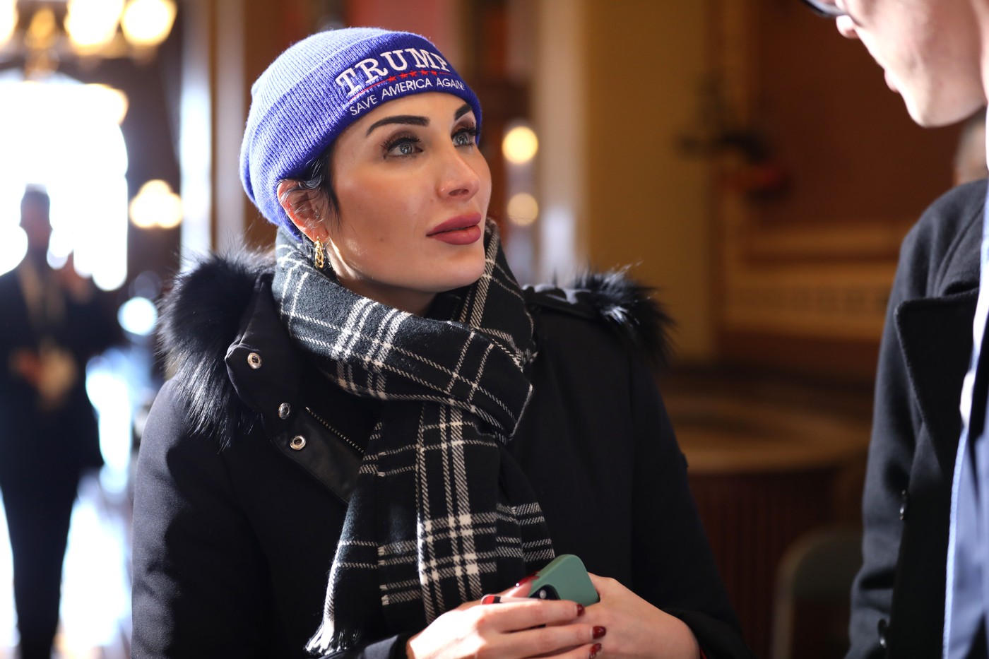 Cine este Laura Loomer, cea mai mare susținătoare a lui Donald Trump. A fost văzută chiar și în culisele dezbaterii prezidențiale 