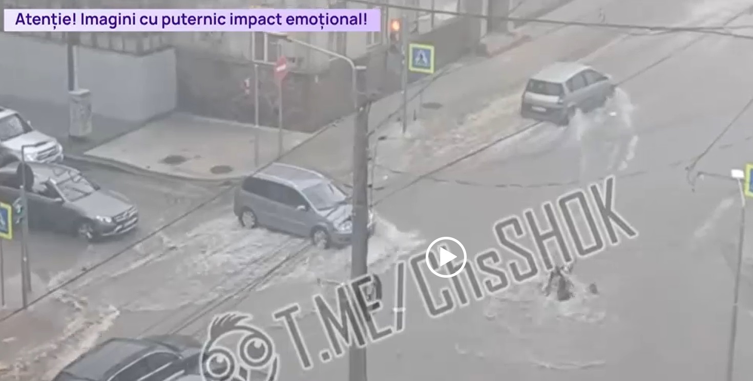 Inundații violente în Chișinău. Apele au năvălit pe străzi și au luat oamenii pe sus. Imagini șocante din capitala R. Moldova