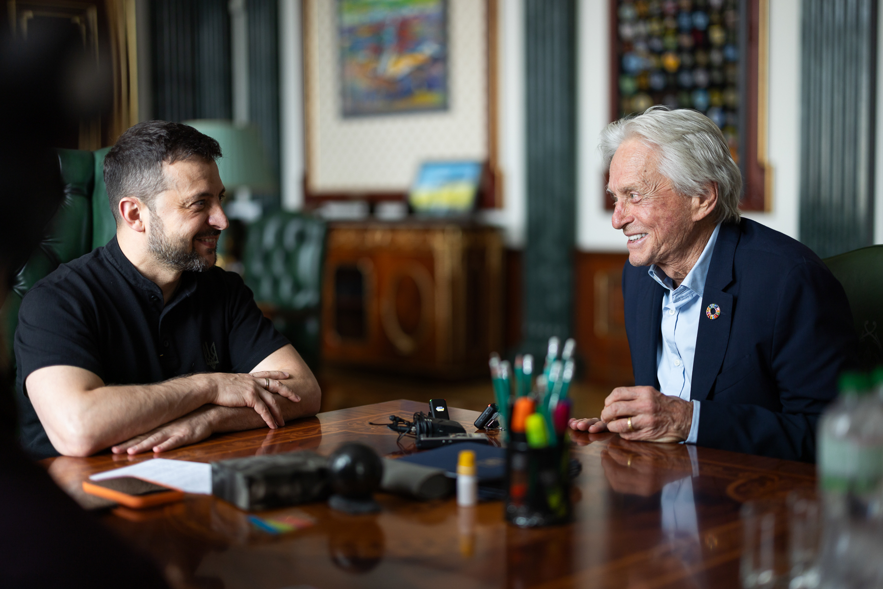 Michael Douglas a fost primit de Zelenski: „Sunteți o sursă de inspirație pentru țara noastră despre ce înseamnă democrația”