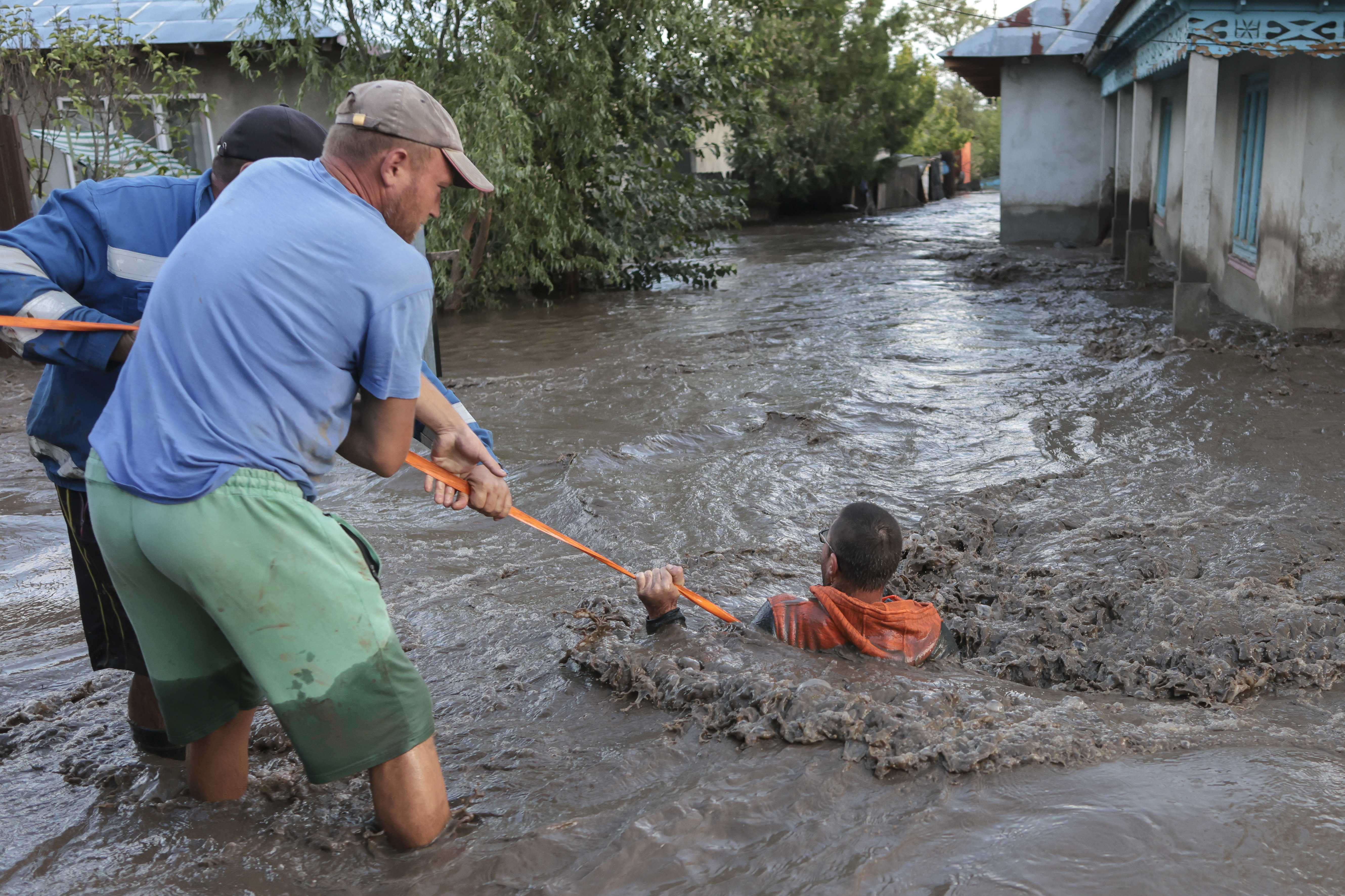 Copiii din localitățile afectate de inundații vor învăța în școli improvizate. Patru clădiri modulare, scoase de la Rezervele de Stat