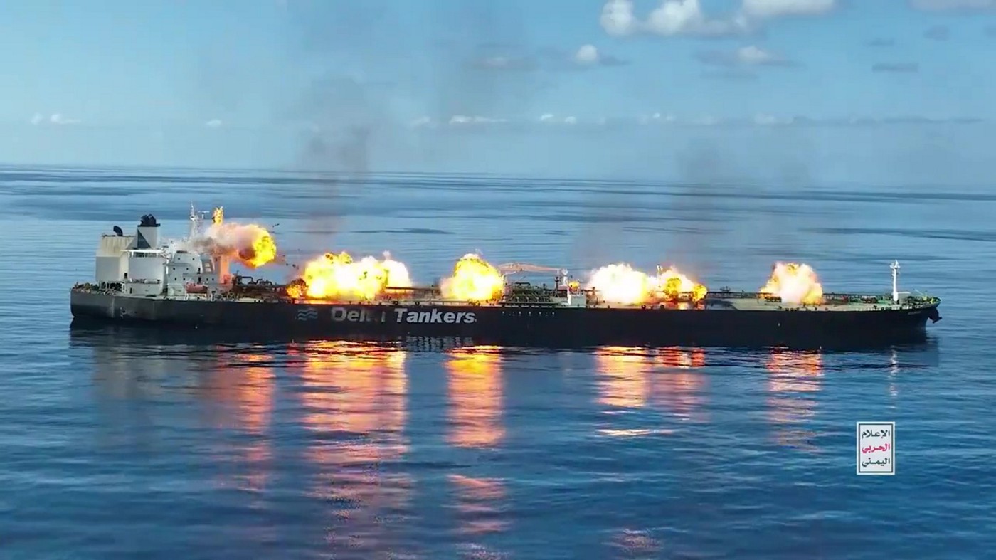 UE a început o operațiune de salvare a unui petrolier atacat de rebelii Houthi în Marea Roșie, pentru a preveni un dezastru ecologic