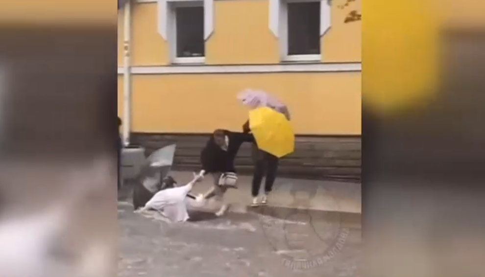 Noi imagini șocante din Chișinău, după ce râul Bîc a ieșit din matcă. Va mai ploua încă 72 de ore