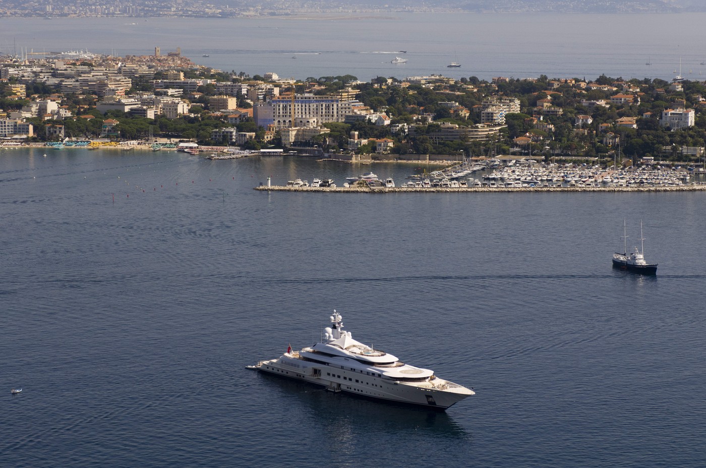 Cum se ascund oligarhii ruși sancționați de UE pe Riviera Franceză. Totul ține de bani pe Coasta de Azur (Politico)