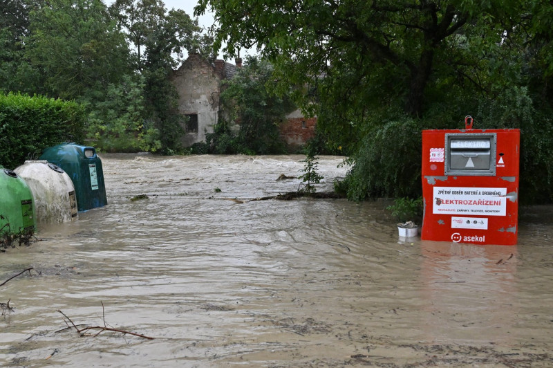 rozvodněná říčka Velička, záplavy, povodně, kontejnery, zaplavené, odpad tříděný