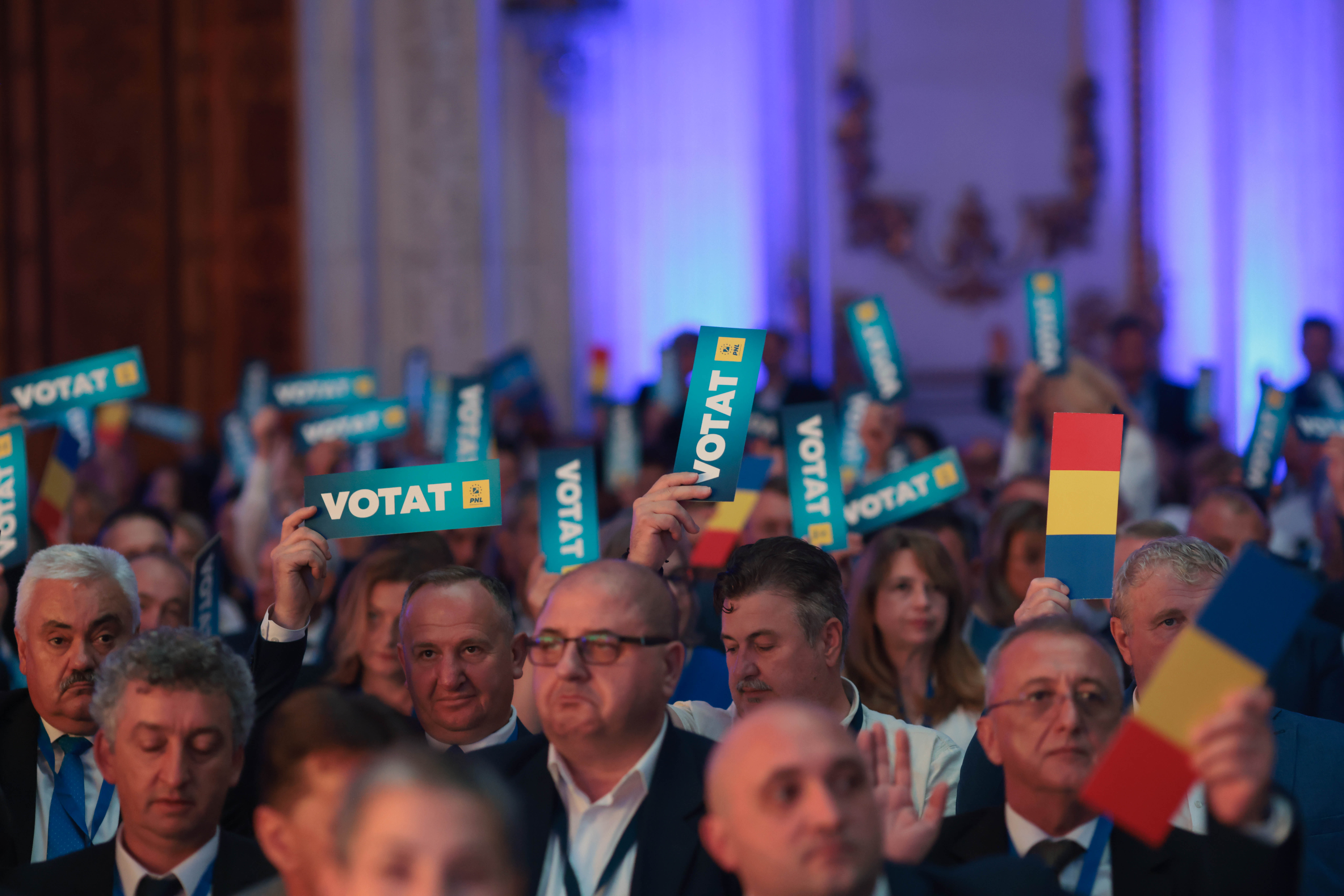 „Nu e cea mai bună variantă, dar nici cea mai rea”. Cum a arătat evenimentul care a oficializat candidatura lui Ciucă la prezidențiale