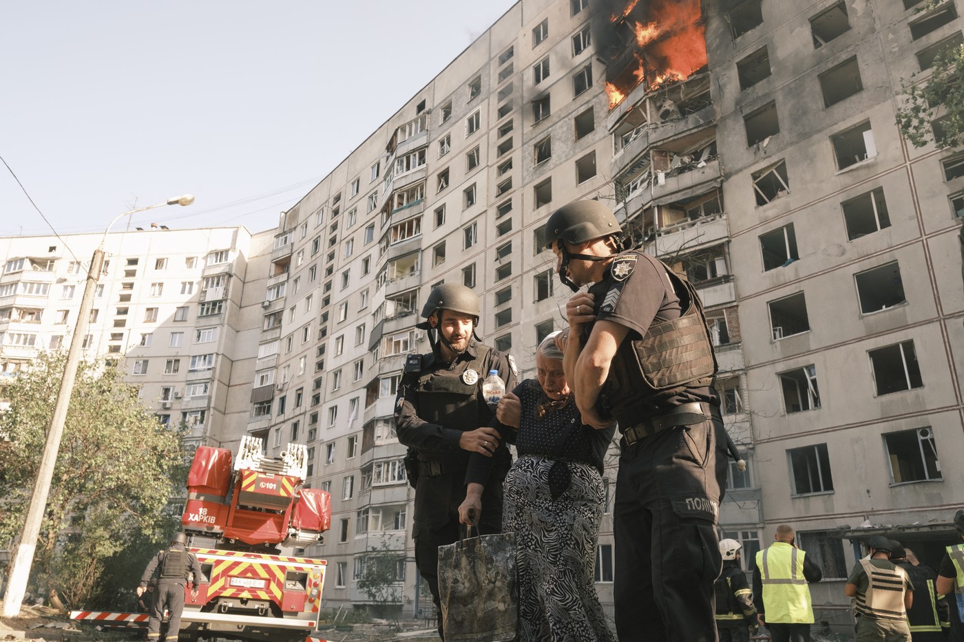 Rușii au lovit un bloc de locuințe din Harkov: Incendiu puternic și cel puțin 30 de persoane rănite, între care trei copii