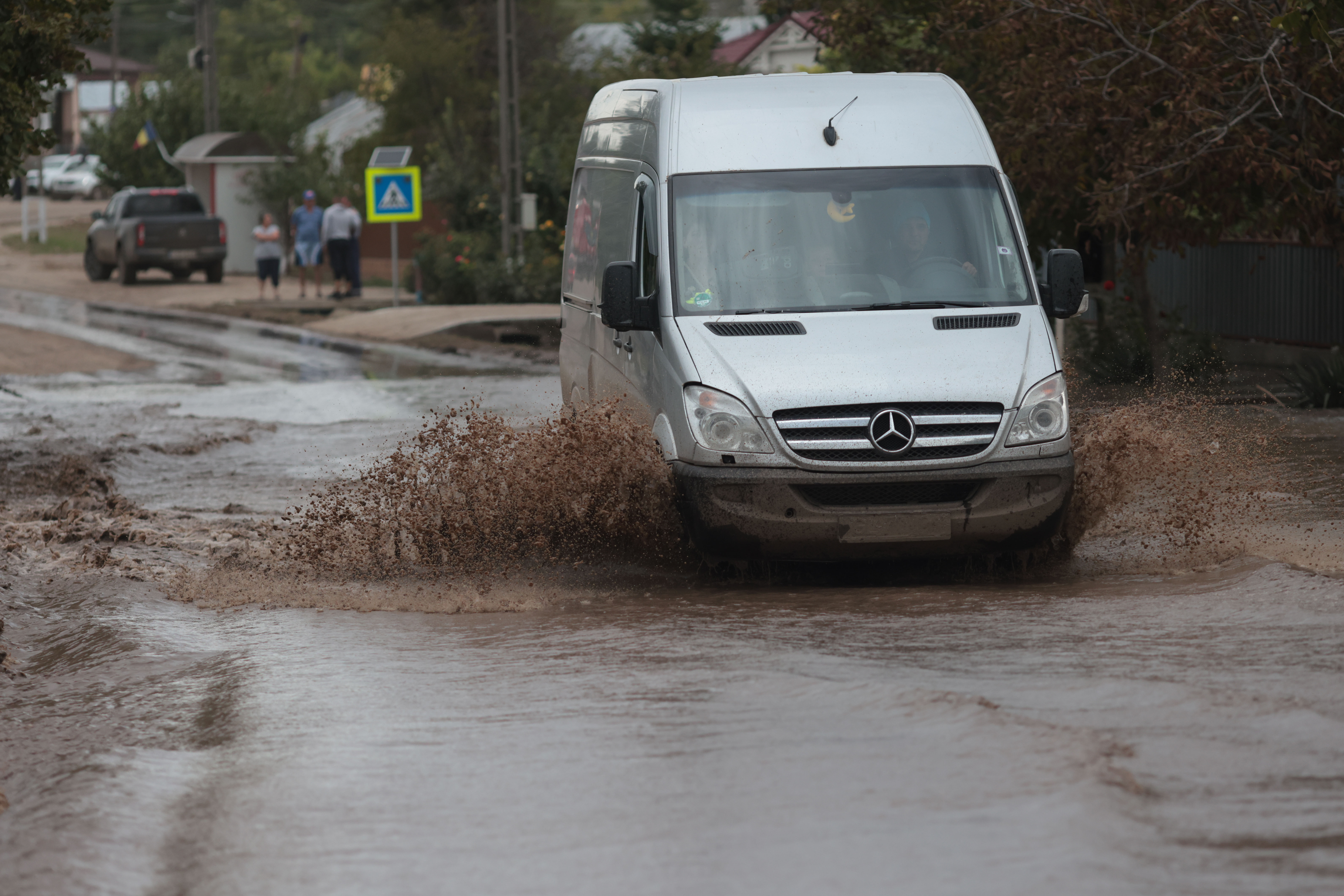 Deversare controlată la un baraj din Vaslui, după ce apa a atins cota de pericol