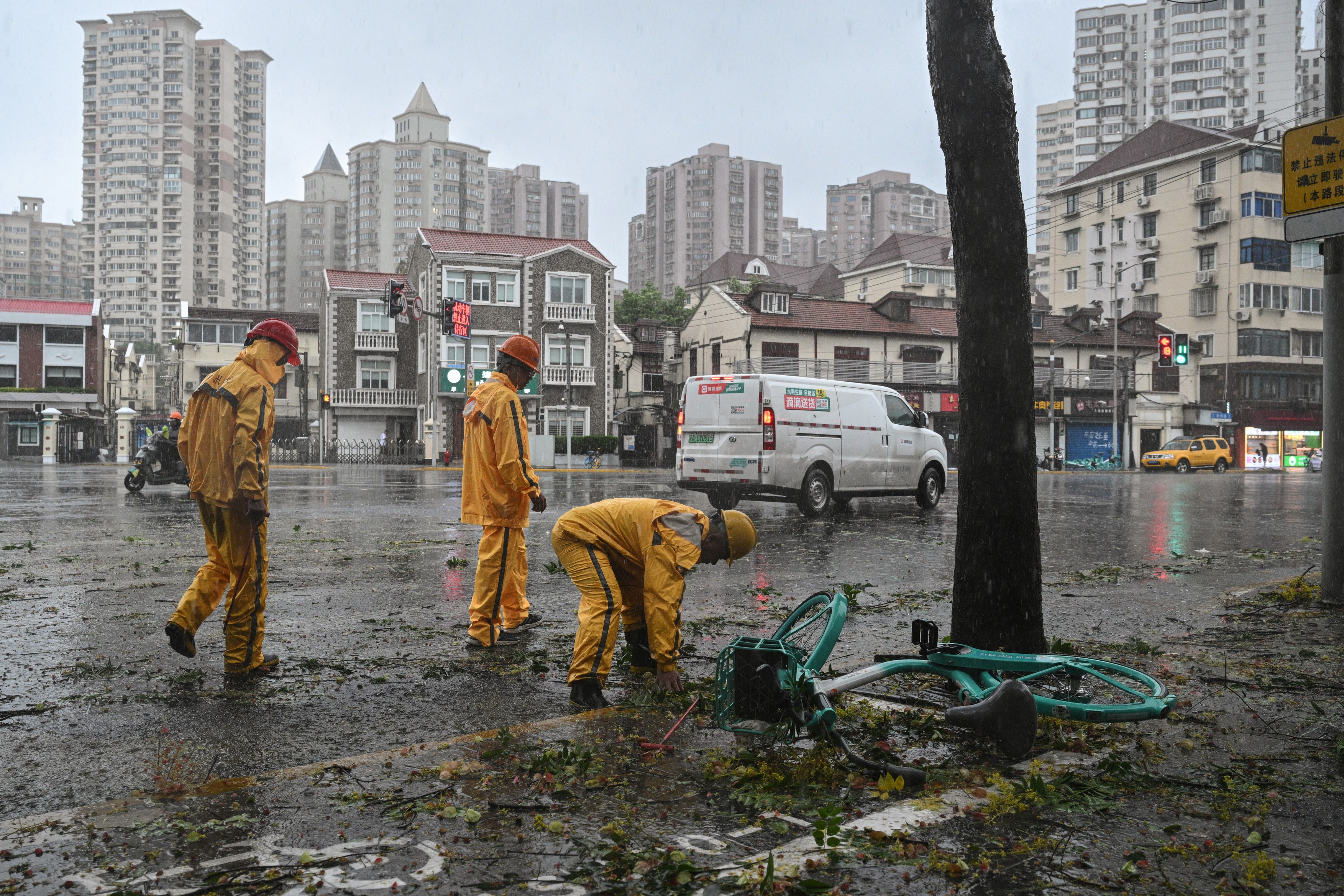 Shanghai a fost lovit de cel mai puternic taifun din ultimii 75 de ani. Mii de persoane au fost evacuate