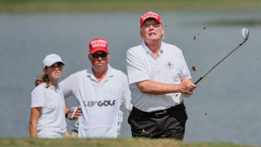 Donald Trump jucând golf, în Florida, pe 27 octombrie 2022