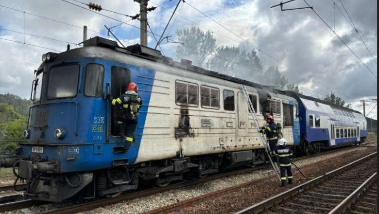 Locomotiva unui tren a luat foc în gara din Sinaia. Peste 120 de călători au fost evacuați de urgență