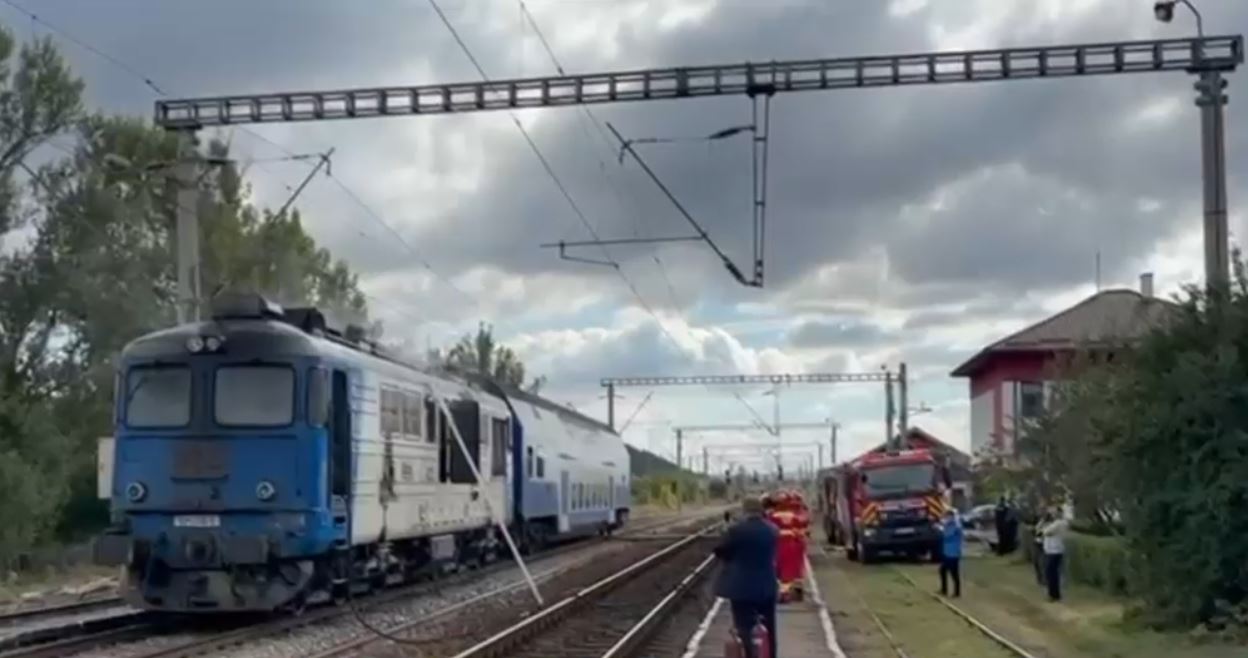 VIDEO Incendiu la locomotiva unui tren, în Cluj. Călătorii s-au autoevacuat