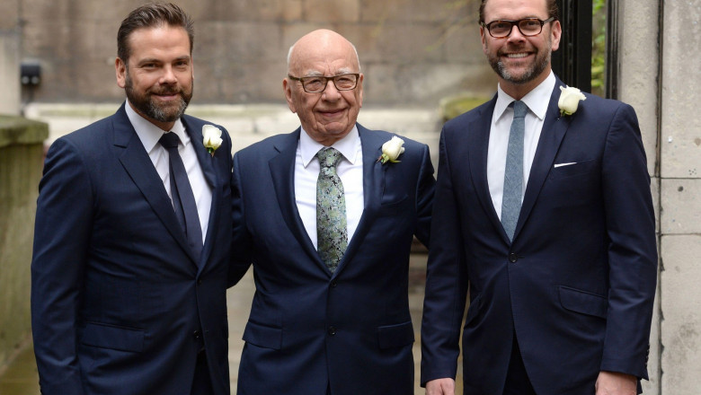 Rupert Murdoch și fiii săi Lachlan (stânga) și James (dreapta), fotografiați în 2016