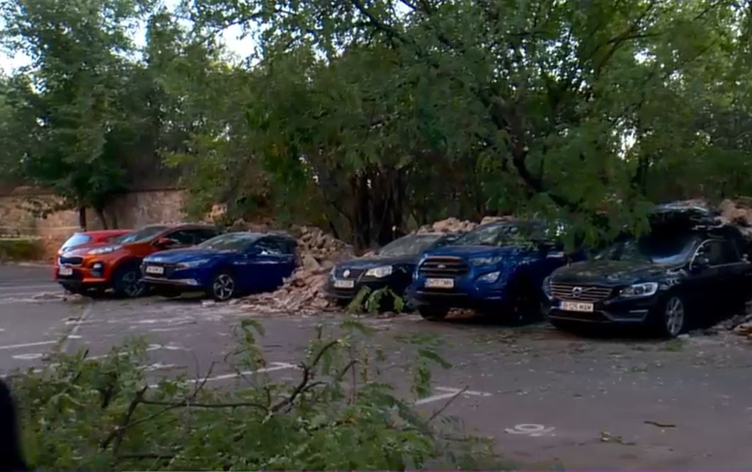 VIDEO Un zid s-a prăbușit peste mai multe maşini dintr-o parcare din București