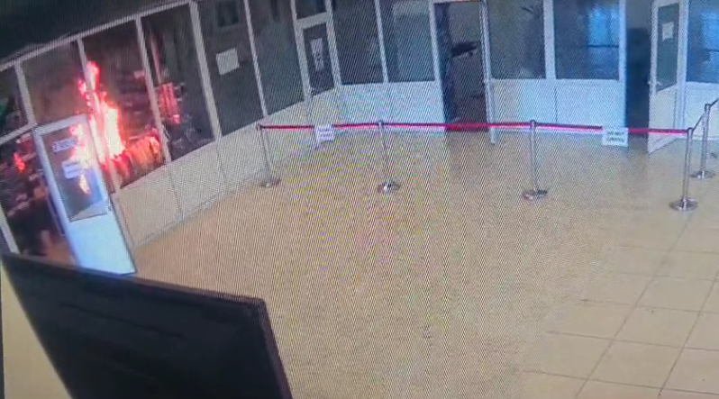 Atac în Parlamentul României. Un bărbat a provocat un incendiu și a reușit să fugă. Aproximativ 300 de oameni, evacuați
