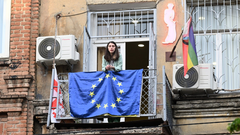 Steagul UE și steagul LGBT pe un balcon din Tbilisi.