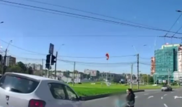 VIDEO. Tragedie evitată la limită în Galați: O femeie și copilul său, aproape să fie spulberați de o mașină pe trecerea de pietoni