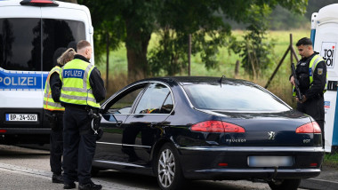 Aachen, Germany. 16th Sep, 2024. Federal police officers check vehicles entering Germany at the border with Belgium. At midnight, the police started their checks against unauthorized entry into Germany. Following the knife attack in Solingen, the German g