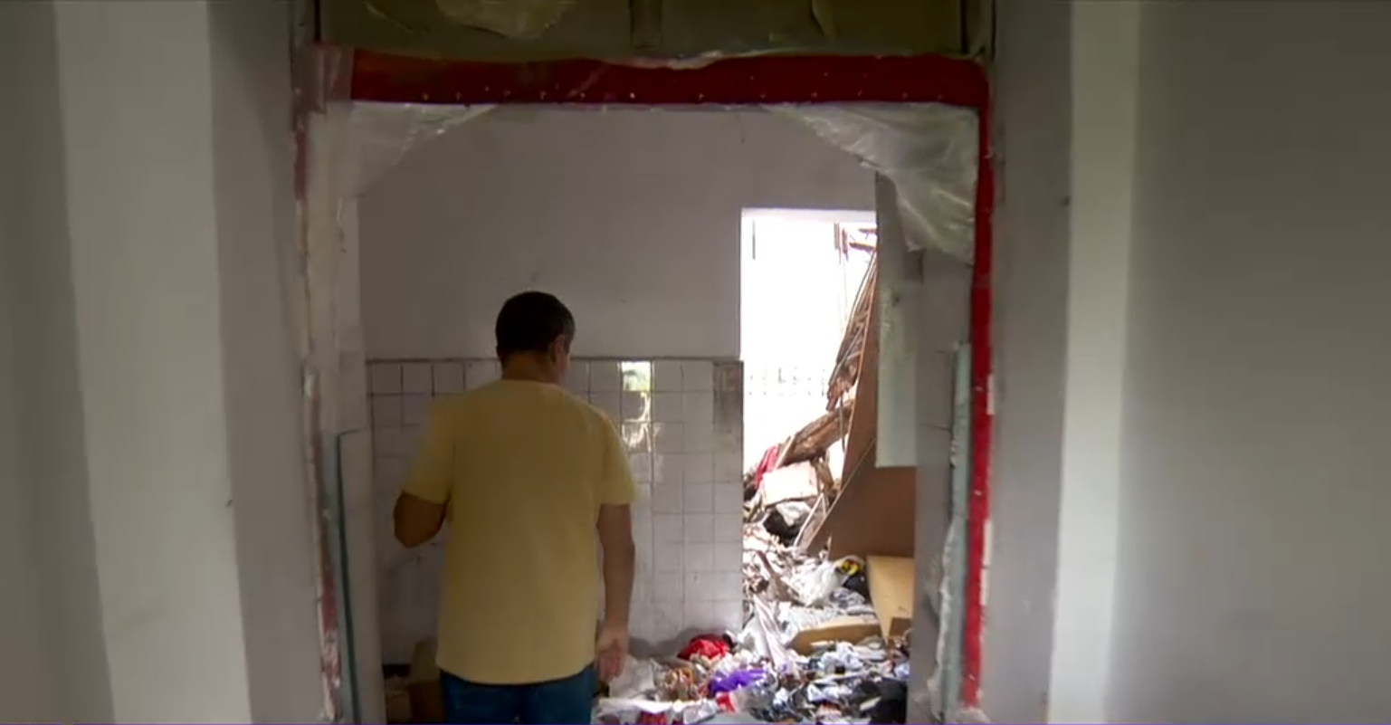 Palatul Regal din Mamaia a devenit focar de infecție și casă pentru oamenii străzii. „Nu mai intrați aici, cade plafonul”