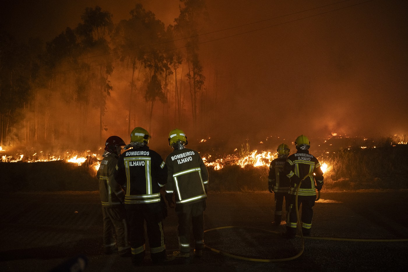 Cum se văd din satelit zecile de incendii de pădure din Portugalia. Cel puțin șapte oameni au murit, mii de pompieri luptă cu flăcările