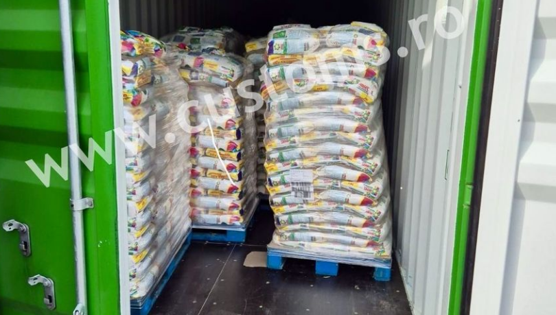 77 de tone de detergent contrafăcut au fost reţinute de inspectorii vamali din Constanța
