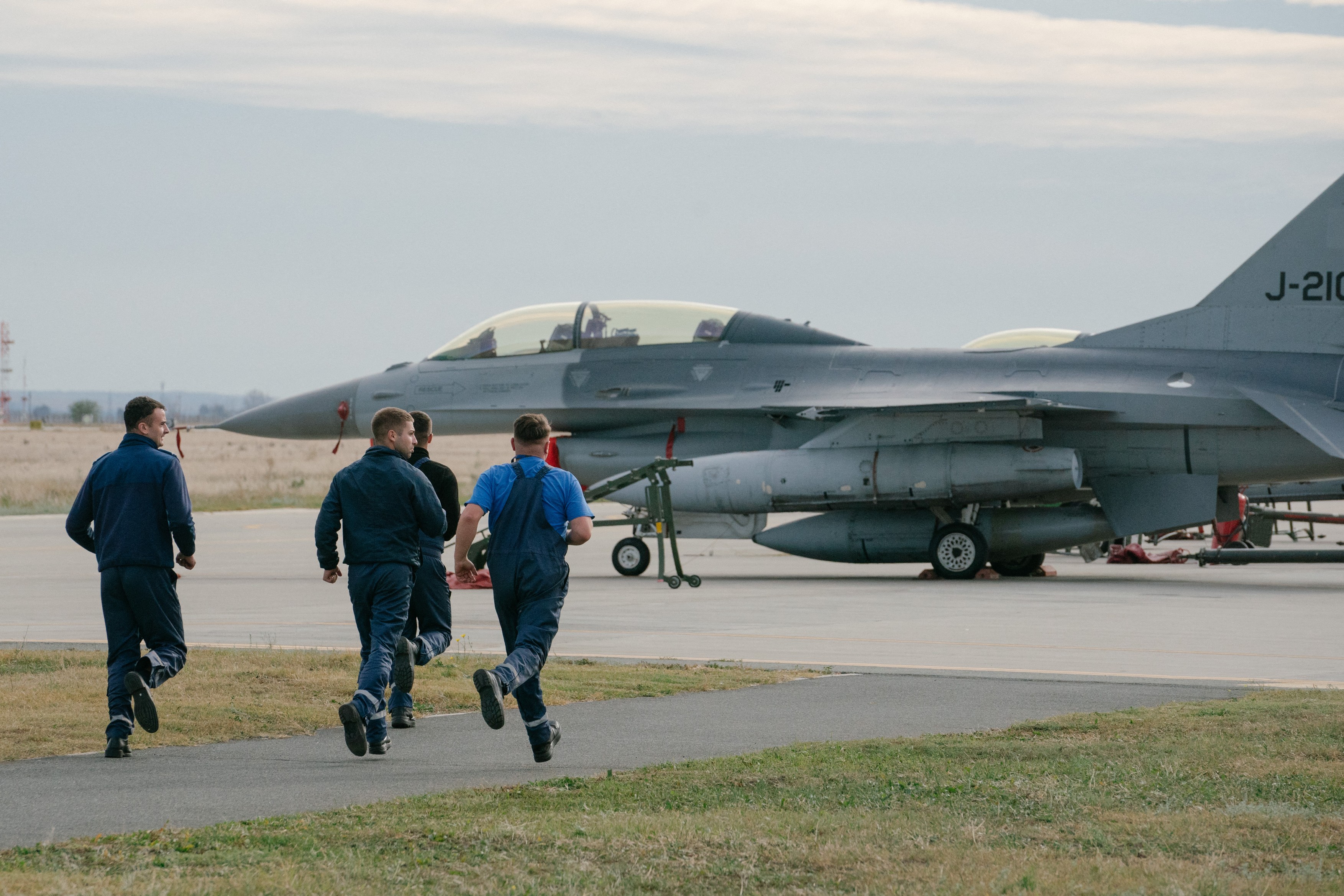 Piloții ucraineni se antrenează în România pe 14 avioane F-16. De ce țara noastră poate fi „un model” pentru astfel de antrenamente