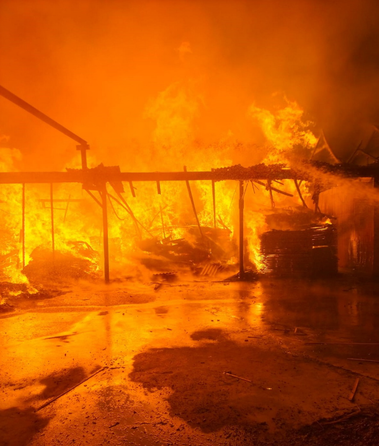 Incendiu la o fabrică de sicrie din județul Bihor. Intervenție de peste 8 ore a pompierilor