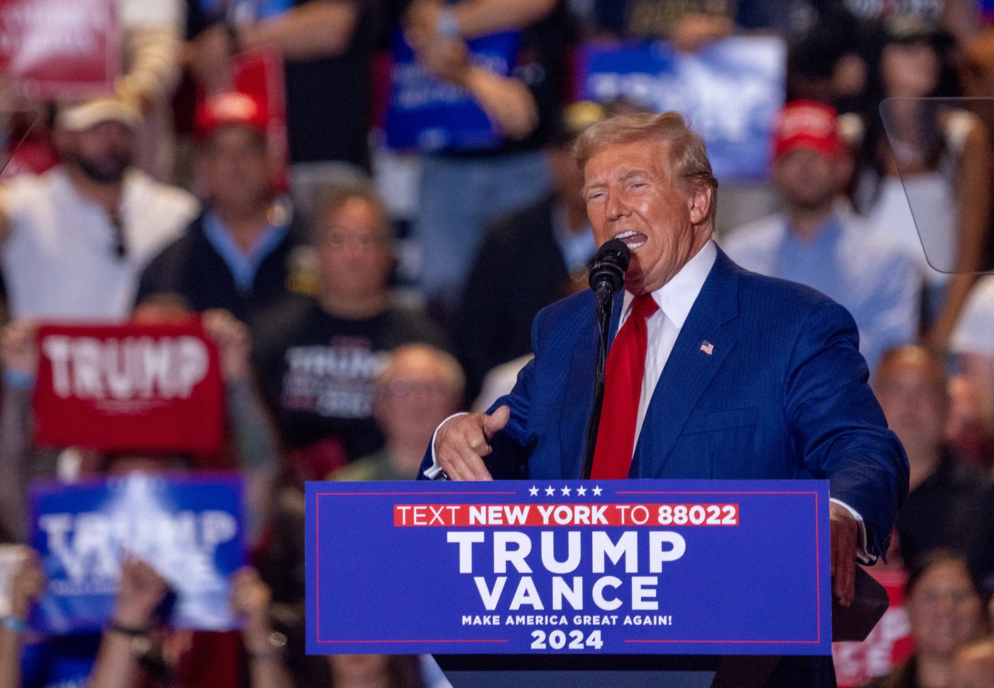 Donald Trump se laudă că atrage un public mai numeros chiar decât Elvis Presley „și eu nu am chitară”
