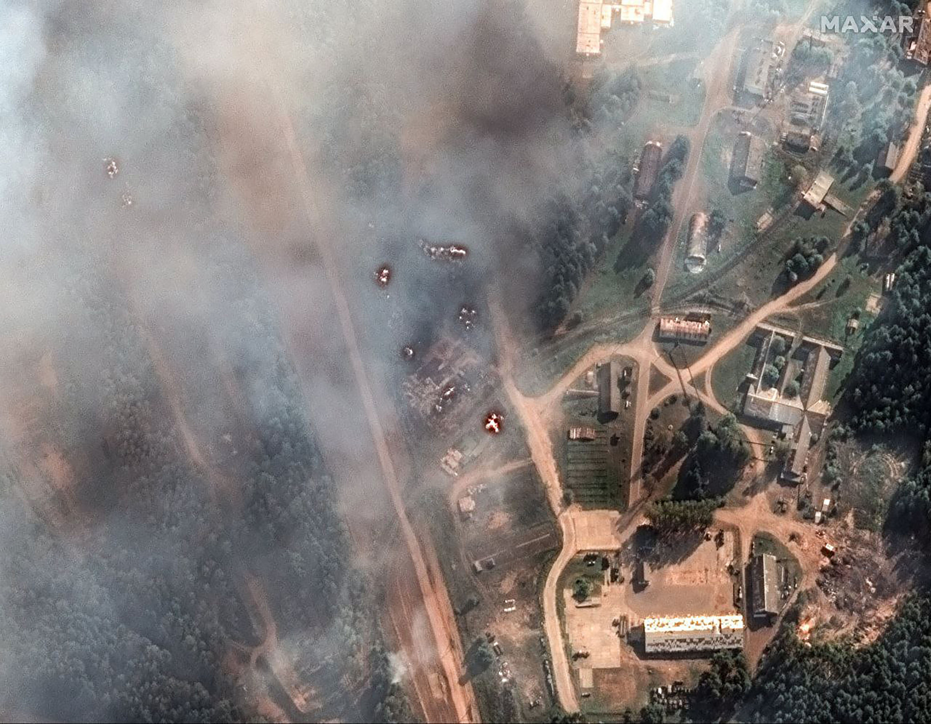 Incendiul de la uriașul depozit de muniții din Rusia, vizibil din satelit. Rușii: „Situația e sub control, focul provine de la o dronă”