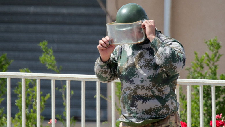 Militar libanez, pregătindu-se să distrugă dispozitive de comunicație. Foto: Profimedia Images