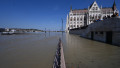 Dunărea a ajuns până la Parlamentul din Budapesta. Foto: Profimedia Images