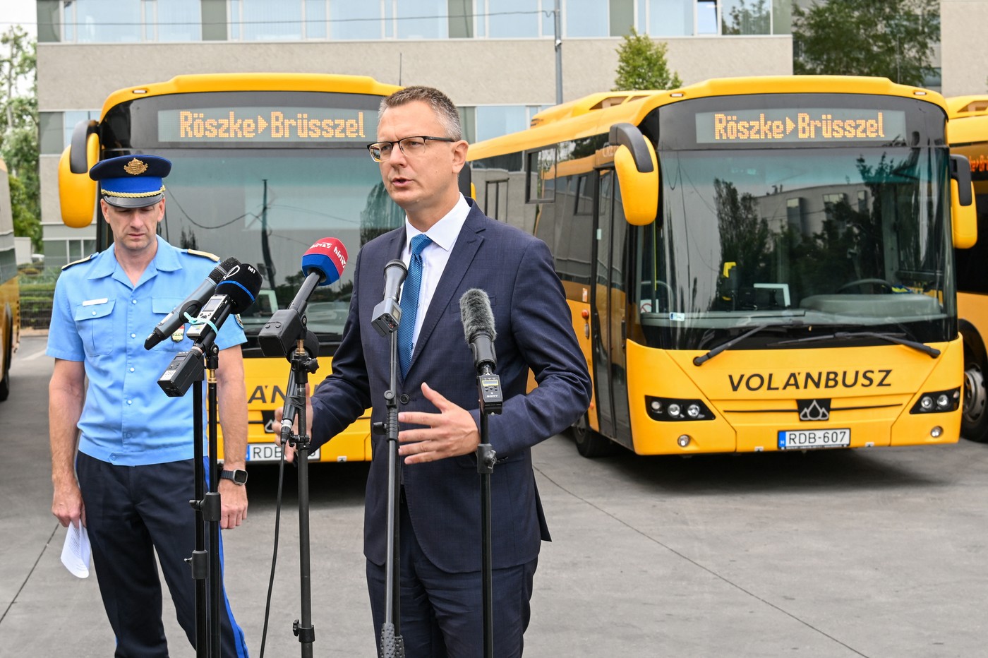 Autocarele mâniei. Ungaria enervează iar cu planurile de a trimite la Bruxelles solicitanţii de azil care vin la graniţa sa cu Serbia